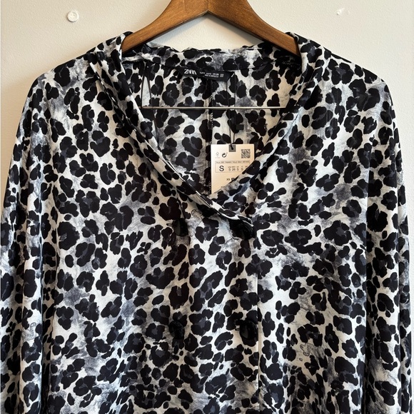 NWT Zara Leopard Print Flowy Dolman Sleeve Silky Blouse Shirt Top Black White - Picture 4 of 12
